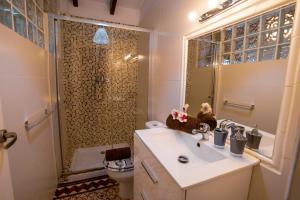 un bagno con lavandino e doccia di Apartamentos Casa Mya ad Altea Altre 47 foto