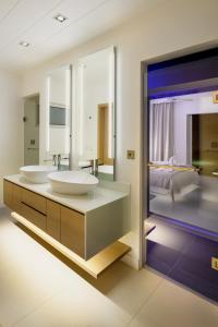 Kúpeľňa v ubytovaní Clos du Littoral by Fine & Country