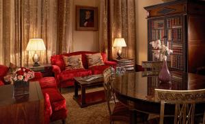 Uma área de estar em The Royal Horseguards Hotel, London
