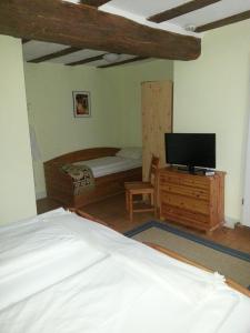 Een bed of bedden in een kamer bij Hotel Blaues Haus