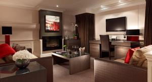 Uma TV ou centro de entretenimento em The Royal Horseguards Hotel, London