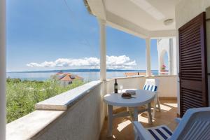 balkon ze stołem i krzesłami oraz oceanem w obiekcie Apartments Sunrise w Splicie