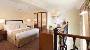 Cama ou camas em um quarto em The Royal Horseguards Hotel, London