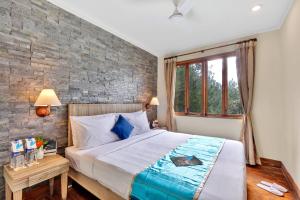 Een bed of bedden in een kamer bij Club Mahindra Binsar Villa