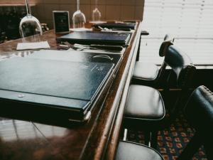 聖赫利爾澤西的住宿－皇家快艇酒店，上面有一排带笔记本电脑的桌子