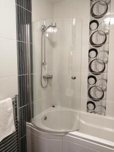 uma casa de banho com um chuveiro e uma banheira com um chuveiro em Sutherlands Hotel em Gateshead