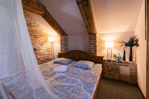 ein Schlafzimmer mit einem Bett in einem Zimmer in der Unterkunft Noble Apartment & Sauna ZONE in Zabierzów