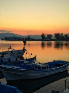 dois barcos estão ancorados na água ao pôr-do-sol em Guest house Veneta em Sozopol