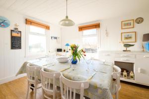 cocina con mesa de comedor y sillas en Shore Cote, Thorpeness, en Thorpeness