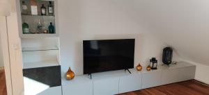 En tv och/eller ett underhållningssystem på Schöne Wohnung in Walenstadt