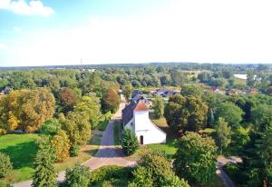 レヒリンにあるFerienhof Rechlin SEE 2030の森の教会の空見