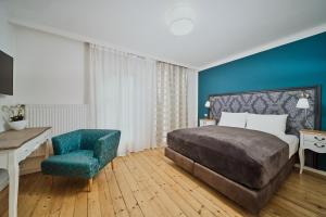 Schlafzimmer mit einem Bett, einem Schreibtisch und einem Stuhl in der Unterkunft Salzburg Residence by Welcome to Salzburg in Salzburg