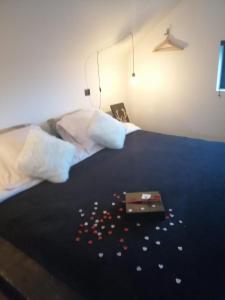 een slaapkamer met een bed met confetti erop bij Oh deer! in Vaux-sur-Sûre