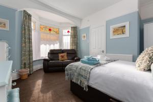 1 dormitorio con 1 cama y 1 silla en The Beechcliffe Hotel - Over 35's Only, en Blackpool