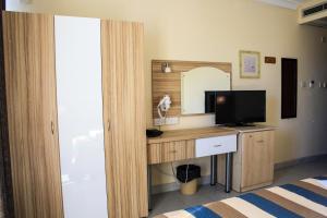 TV a/nebo společenská místnost v ubytování Coral Hotel
