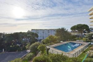 vista su un edificio e sulla piscina di Cannes Hillside With terrace and swimming pool a Cannes