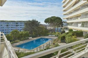 un appartamento con piscina e un edificio di Cannes Hillside With terrace and swimming pool a Cannes