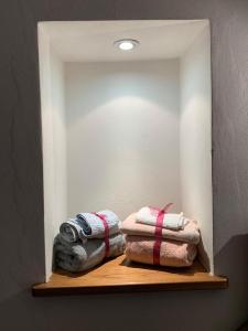 a mirror on a shelf with towels on it at Lucignolo in Lucignano