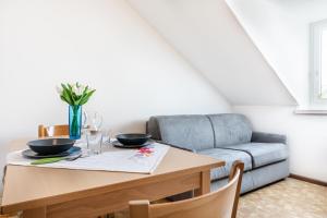 uma sala de jantar com uma mesa e um sofá em Apartment Villa Schmid em Bolzano