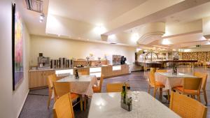 A restaurant or other place to eat at Bull Astoria