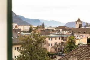 - une vue sur une ville avec des montagnes en arrière-plan dans l'établissement Apartment Villa Schmid, à Bolzano