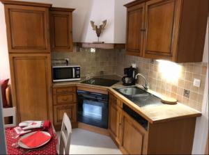 Η κουζίνα ή μικρή κουζίνα στο Locations de la cascade 4 personnes