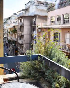 - une vue depuis le balcon d'un bâtiment orné de plantes dans l'établissement Lycabettus Exclusive Apartments, à Athènes