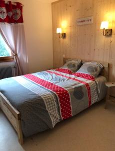 Ένα ή περισσότερα κρεβάτια σε δωμάτιο στο Locations de la cascade 4 personnes