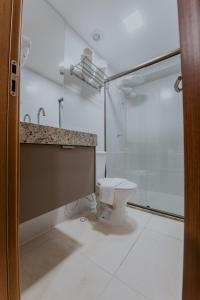 Et badeværelse på Guest Manaíra Apart Hotel