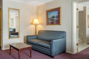 Uma área de estar em Clarion Hotel & Suites