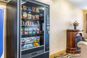 uma máquina de venda automática com comida dentro em Econo Lodge Inn & Suites Evansville em Stevenson