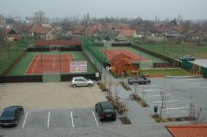 Tenis a/nebo squash v ubytování Hotel Tevel nebo okolí