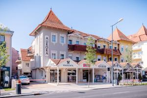 een gebouw op de hoek van een straat bij Aurora Vendégház in Hévíz