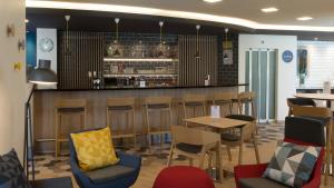 O lounge ou bar de Holiday Inn Express Geneva Airport by IHG