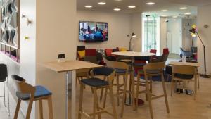 Uma TV ou centro de entretenimento em Holiday Inn Express Geneva Airport by IHG