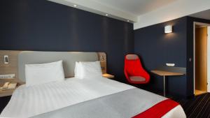 Cama ou camas em um quarto em Holiday Inn Express Geneva Airport by IHG