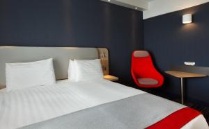 Cama ou camas em um quarto em Holiday Inn Express Geneva Airport by IHG