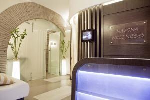 salon z kanapą i ścianą w obiekcie Navona Palace Luxury Inn w Rzymie +20 zdjęć