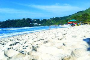 ein Strand mit viel Sand und Meer in der Unterkunft Beach House in Ubatuba