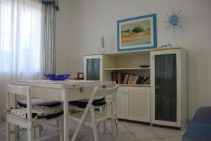 cocina con mesa y sillas en una habitación en Sottovento, en Marina di Modica