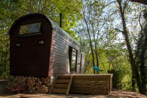 une petite maison sur une pile de bûches dans l'établissement Extraordinary Huts Ltd, à Rye