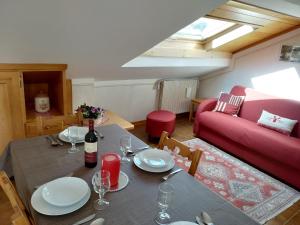 A seating area at Chalet Stelvio