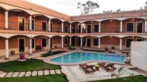 Bazén v ubytování Hotel Los Frailes, Valladolid, Yucatán nebo v jeho okolí