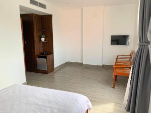 Un pat sau paturi într-o cameră la Hotel Thiện Nhiên