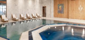 Bazén v ubytování Grand Hotel BELLEVUE nebo v jeho okolí