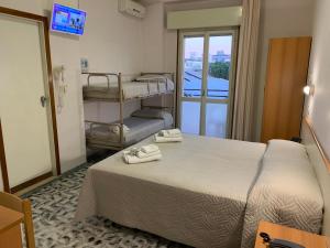 una camera con letto e balcone di Hotel Levante Riccione Convenzionato Oltremare e Acquario di Cattolica a Riccione