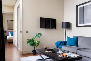 TV a/nebo společenská místnost v ubytování JOIVY Downtown Market Apartments