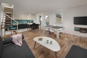 Televízia a/alebo spoločenská miestnosť v ubytovaní Apartment AleMar