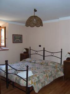 1 dormitorio con cama con edredón en IL Dahù, en Pragelato