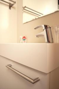 een badkamer met een wastafel en een spiegel bij B&B Casa de Paja in Sint-Truiden
